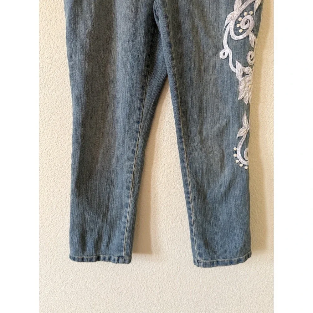 Boston Proper Womens Embroidered Capri Jeans Light Wash Floral Beaded Size 6